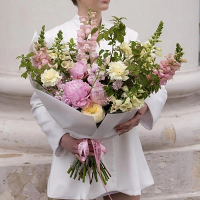 Букет полевых цветов с пионами